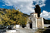 Chiesa di campagna salendo verso l'altopiano di Lasithi, Creta orientale. 